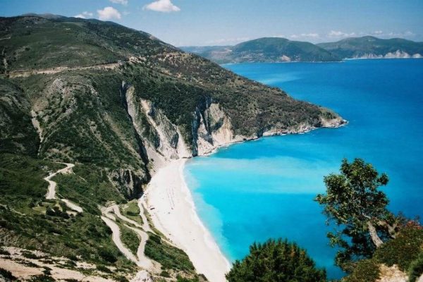 Đường bờ biển dài với cát trắng mịn của biển Myrtos