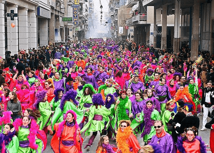 Những người tham gia sẽ hóa trang và cùng nhau xuống đường phố nhảy múa trong lễ hội Carnival