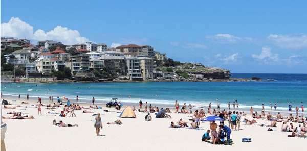 Bãi biển chen chúc người vào ngày lễ tại Úc